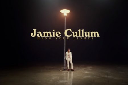 ASSISTA AO VIDEOCLIPE DE “HANG YOUR LIGHTS”, CANÇÃO NATALINA DE JAMIE CULLUM