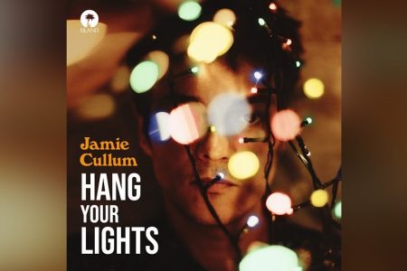 JAMIE CULLUM LANÇA A CANÇÃO “HANG YOUR LIGHTS” EM TODOS OS APLICATIVOS DE MÚSICA