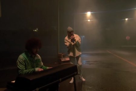 JUSTIN BIEBER E BENNY BLANCO APRESENTAM O VÍDEO DA PERFORMANCE DE “LONELY”, GRAVADO DURANTE O E! PEOPLE’S CHOICE AWARDS 2020