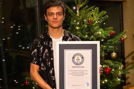 JAMIE CULLUM QUEBRA O RECORDE DE MAIOR AULA DE MÚSICA DO GUINNESS, REALIZADA NO REINO UNIDO