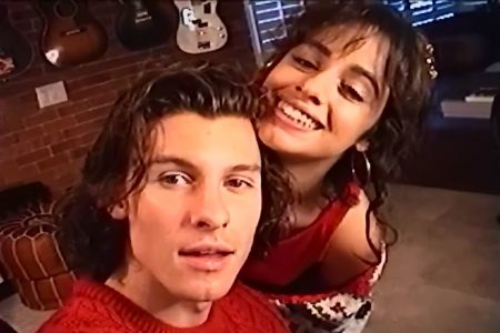 SHAWN MENDES APRESENTA O VIDEOCLIPE DE SUA CANÇÃO NATALINA, “THE CHRISTMAS SONG”, EM PARCERIA COM CAMILA CABELLO