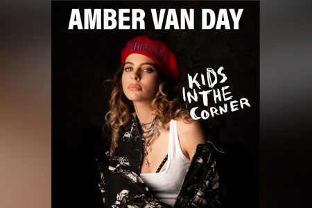 AMBER VAN DAY SE DESTACA NAS PARADAS COM A FAIXA “KIDS IN THE CORNER”