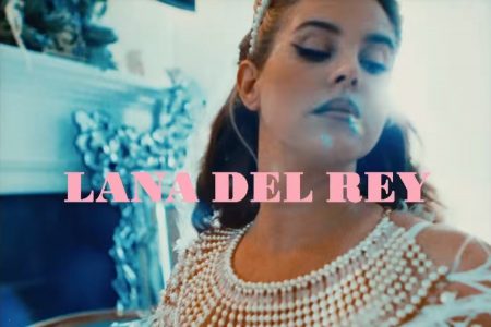 LANA DEL REY ANUNCIA O LANÇAMENTO DO SINGLE“CHEMTRAILS OVER THE COUNTRY CLUB”, ALÉM DA PRÉ-VENDA DE SEU NOVO ÁLBUM