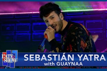 SEBASTIÁN YATRA FAZ SUA ESTREIA NO PROGRAMA “THE LATE SHOW COM STEPHEN COLBER”, REALIZANDO A PERFORMANCE DE “CHICA IDEAL” COM GUAYNAA