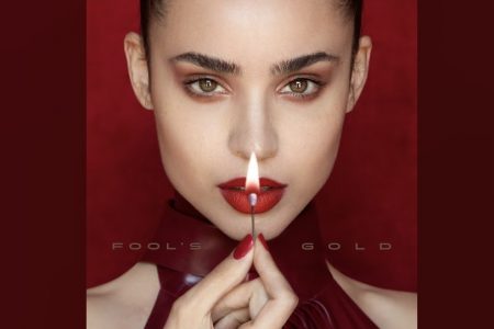 A CANTORA E ATRIZ SOFIA CARSON APRESENTA “FOOL’S GOLD”, SEU PRIMEIRO SINGLE DE 2021