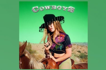 A NOVA APOSTA DO POP, SLAYYYTER, APRESENTA A FAIXA “COWBOYS”, ACOMPANHADA DE CLIPE