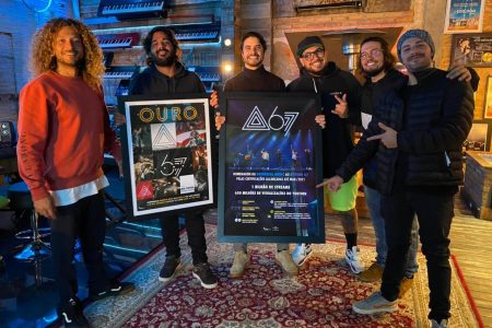 O ATITUDE 67 RECEBE O CERTIFICADO DE OURO PELO ÁLBUM “LABEL 67 (AO VIVO)”