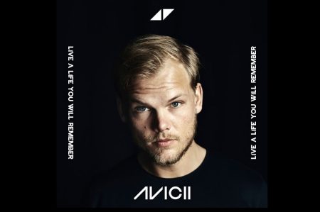 TRÊS ANOS APÓS A MORTE DE AVICII, A NOVA COLETÂNEA “LIVE A LIFE YOU WILL REMEMBER” CHEGA NAS PLATAFORMAS DIGITAIS