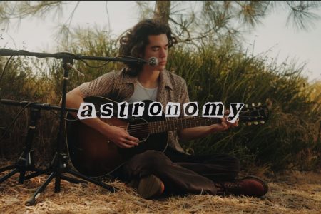 ASSISTA AO VÍDEO DA VERSÃO ACÚSTICA DE “ASTRONOMY”, NOVO SINGLE DE CONAN GRAY