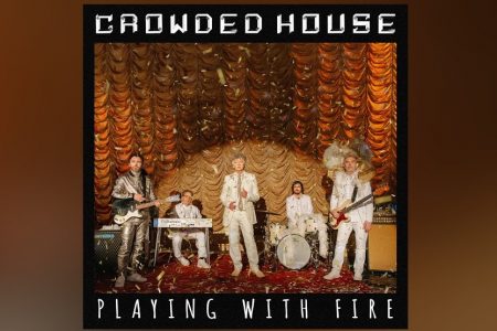 OUÇA “PLAYING WITH FIRE”, A NOVA MÚSICA DO CROWDED HOUSE, QUE CHEGA ACOMPANHADA DO VÍDEO OFICIAL