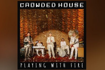 OUÇA “PLAYING WITH FIRE”, A NOVA MÚSICA DO CROWDED HOUSE, QUE CHEGA ACOMPANHADA DO VÍDEO OFICIAL