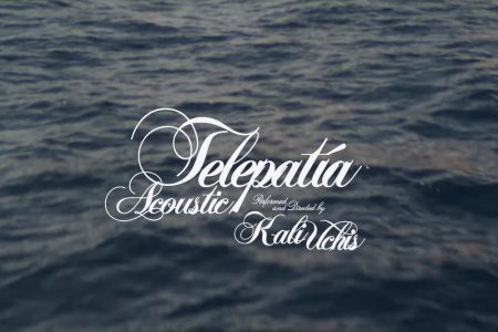 O MEGA HIT “TELEPATÍA”, DE KALI UCHIS, GANHA VERSÃO ACÚSTICA E VIDEOCLIPE