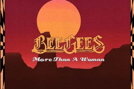 ASSISTA AO NOVO LYRIC VIDEO DO CLÁSSICO “MORE THAN WOMAN”, HIT DO BEE GEES QUE SEGUE ANGARIANDO FÃS