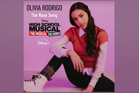 A NOVA SENSAÇÃO DA MÚSICA, OLIVIA RODRIGO, DISPONIBILIZA A FAIXA “THE ROSE SONG (FROM HSMTMTS)”, PARTE DA TRILHA SONORA DE “HIGH SCHOOL MUSICAL: THE MUSICAL THE SERIES”