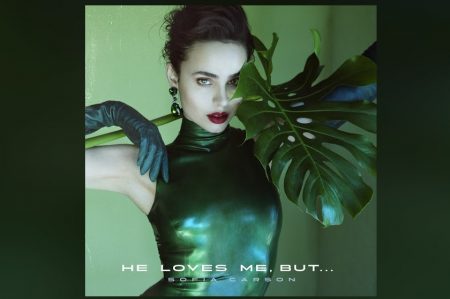 SOFIA CARSON APRESENTA O SINGLE “HE LOVES ME, BUT…”