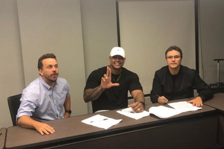 LÉO SANTANA RENOVA CONTRATO COM A UNIVERSAL MUSIC