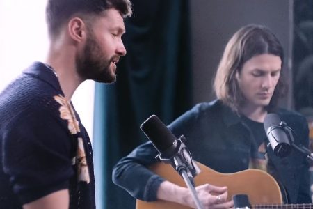 A VERSÃO ACÚSTICA DE “BIBLICAL”, SUCESSO COLABORATIVO DE CALUM SCOTT E JAMES BAY, GANHA VIDEOCLIPE