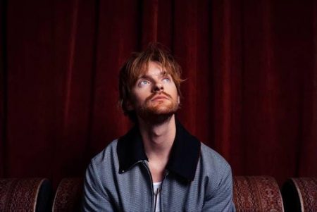 FINNEAS LANÇA NOVO SINGLE E VÍDEO, “A CONCERT SIX MONTHS FROM NOW”