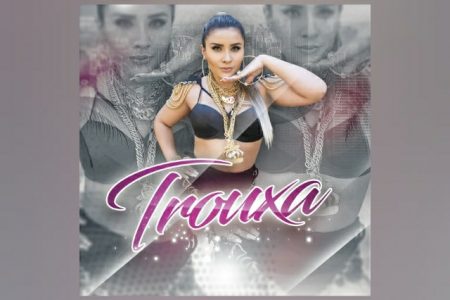 LARY DOLLS APRESENTA A MÚSICA “TROUXA”