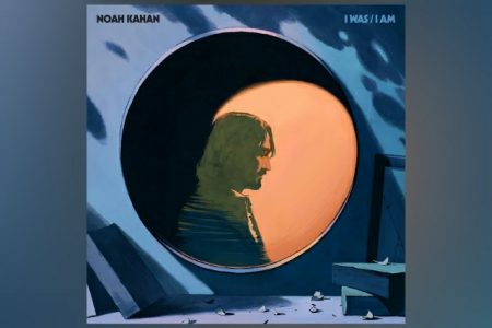 CONHEÇA O CANTOR E COMPOSITOR NOAH KAHAN, QUE LANÇA O ÁLBUM “I WAS / I AM”