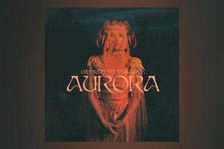 AURORA LANÇA O SINGLE “GIVING IN TO THE LOVE” E ANUNCIA O ÁLBUM “THE GODS WE CAN TOUCH”