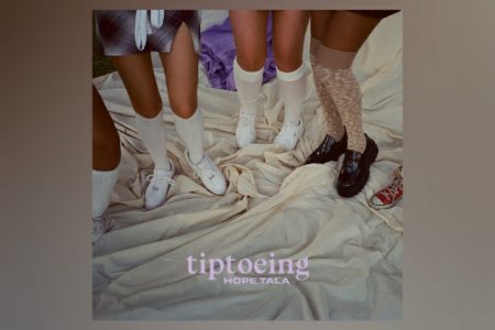 “TIPTOEING” É A NOVA MÚSICA DA CANTORA E COMPOSITORA DE R&B HOPE TALA