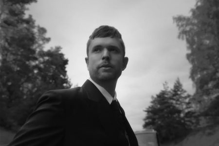 JAMES BLAKE CONTA COM A PARTICIPAÇÃO DE SLOWTHAI NO LANÇAMENTO DA MÚSICA E CLIPE DE “FUNERAL”