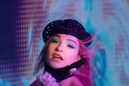 KIM PETRAS LANÇA O CLIPE DE “FUTURE STARTS NOW”, PRIMEIRO SINGLE DE SEU ÁLBUM DE ESTREIA