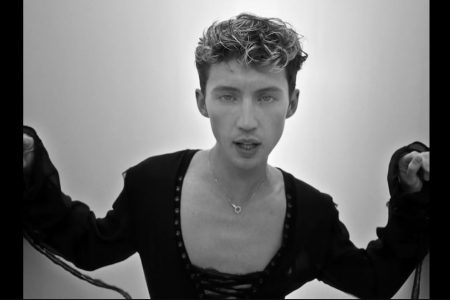 TROYE SIVAN DISPONIBILIZA O ENVOLVENTE VIDEOCLIPE DE “ANGEL BABY”