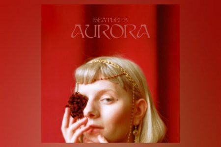 AURORA APRESENTA MAIS UMA DAS FAIXAS DE SEU NOVO ÁLBUM