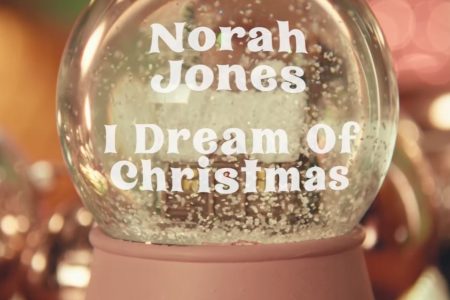 JÁ ESTÁ DISPONÍVEL O VIDEOCLIPE DE “I DREAM OF CHRISTMAS”, MÚSICA NATALINA DE NORAH JONES