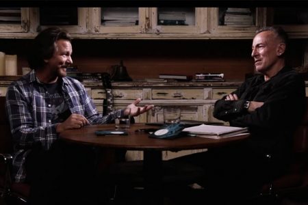 EDDIE VEDDER APRESENTA VÍDEO DE BATE-PAPO COM BRUCE SPRINGSTEEN