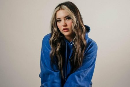 LAUREN SPENCER-SMITH ASSINA CONTRATO COM A UNIVERSAL MUSIC