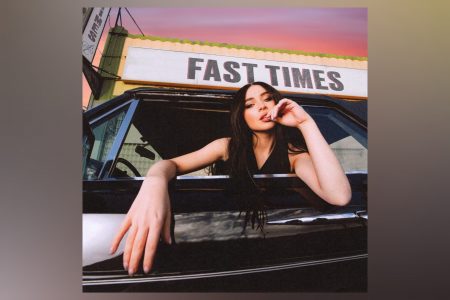 SABRINA CARPENTER APRESENTA SEU NOVO SINGLE E VÍDEO, “FAST TIMES”, FAIXA DE SEU PRIMEIRO ÁLBUM, QUE SERÁ LANÇADO EM BREVE