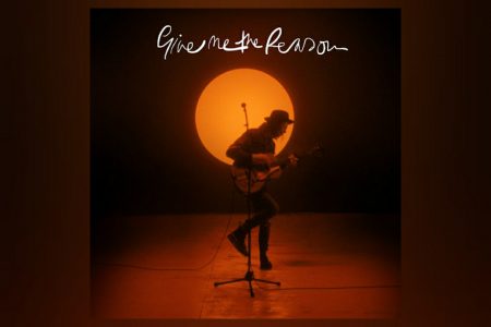 “GIVE ME THE REASON”, NOVO SUCESSO DE JAMES BAY, GANHA LYRIC VÍDEO OFICIAL