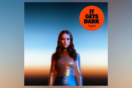 A CANTORA NORUEGUESA SIGRID LANÇA A FAIXA “IT GETS DARK”