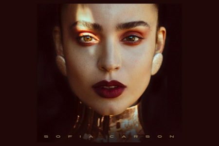 SOFIA CARSON ANUNCIA SEU AUTOINTITULADO ÁLBUM DE ESTREIA PARA O DIA 25 DE MARÇO