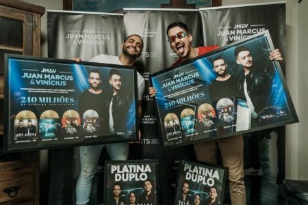 COM MAIS DE 240 MILHÕES DE STREAMS NA CARREIRA, JUAN MARCUS & VINÍCIUS RECEBEM OS CERTIFICADOS DE OURO, PLATINA E PLATINA DUPLA