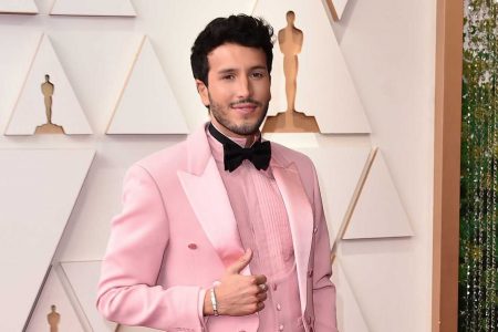 SEBASTIÁN YATRA SURPREENDE DURANTE A 94ª EDIÇÃO DA ACADEMIA E APRESENTA A MÚSICA “DOS ORUGUITAS”, DO FILME DA DISNEY “ENCANTO”, VENCEDORA DE DUAS CATEGORIAS NO OSCAR