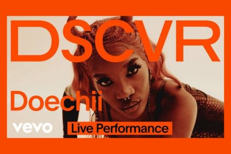 ASSISTA A ENVOLVENTE PERFORMANCE DE DOECHII PARA A VEVO DSCVR