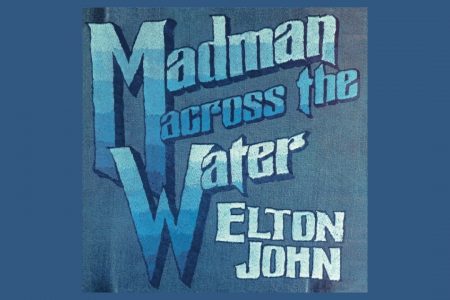 JÁ ESTÁ DISPONÍVEL A REEDIÇÃO DE 50 ANOS DO ÁLBUM “MADMAN ACROSS THE WATER”, DO ASTRO ELTON JOHN