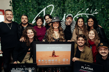 LAUANA PRADO RECEBE HOMENAGEM PELA MARCA DE MAIS DE 2 BILHÕES DE STREAMS