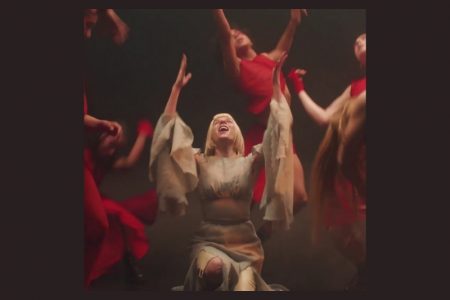 “THE DEVIL IS HUMAN”, NOVO SINGLE DA CANTORA NORUEGUESA AURORA, JÁ PODE SER CONFERIDO