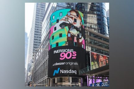 CAROL BIAZIN ESTAMPA MEGA PAINEL NA TIMES SQUARE COM PROJETO      GLOBAL DA DEEZER