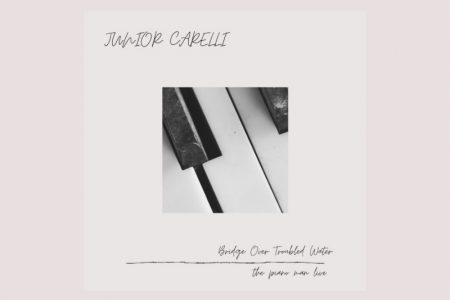 JUNIOR CARELLI LANÇA O SINGLE E O VIDEOCLIPE DE “BRIDGE OVER TROUBLED WATER”, GRANDE CLÁSSICO DA DUPLA SIMON & GARFUNKEL