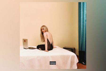 SABRINA CARPENTER LANÇA NOVO ÁLBUM ‘EMAILS I CAN’T SEND’