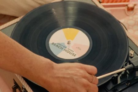 ASSISTA AO VIDEOCLIPE DE “BEACH HOUSE”, NOVO SINGLE DE CARLY RAE JEPSEN
