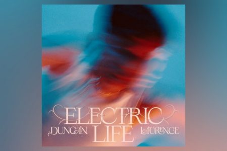 O CANTOR E COMPOSITOR HOLANDÊS DUNCAN LAURENCE APRESENTA A MÚSICA “ELETRIC LIFE”