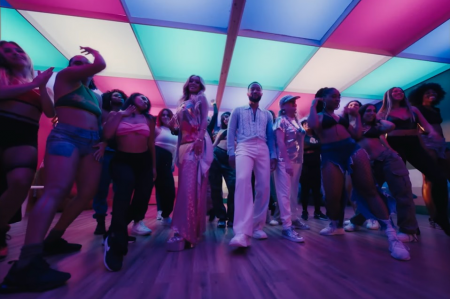 JOHN LEGEND E SAWEETIE APRESENTAM O VIDEOCLIPE OFICIAL DE “ALL SHE WANNA DO”