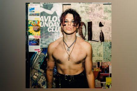 YUNGBLUD SEGUE APRESENTANDO SEU NOVO ÁLBUM.